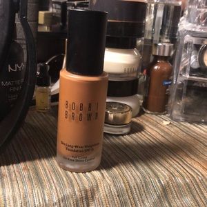 Bobbi Brown skin long-wear weightless foundation!